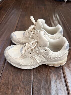 New Balance Women's Cream/Tan Mesh & Suede Sneakers